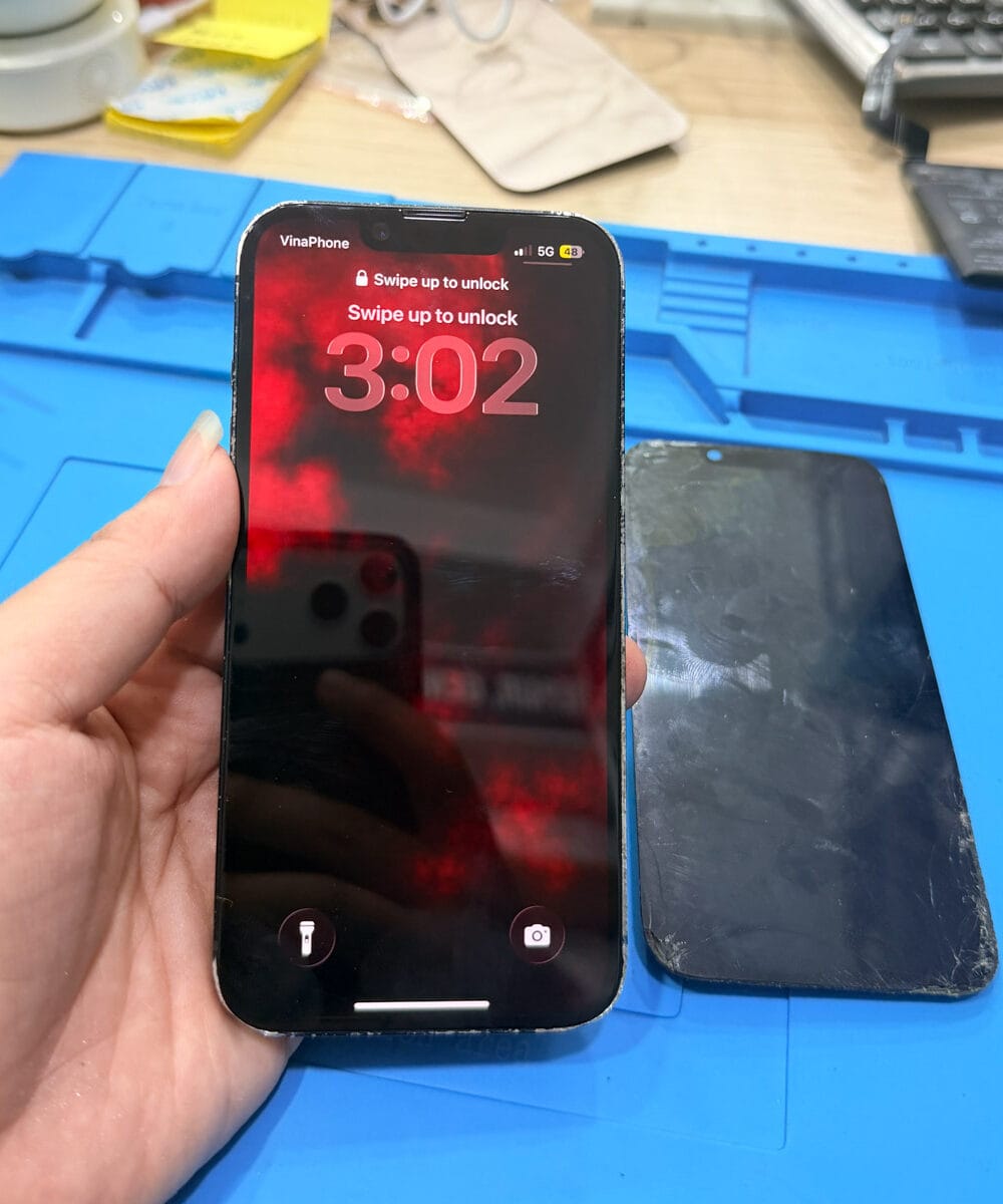 iPhone 14 screen replacement