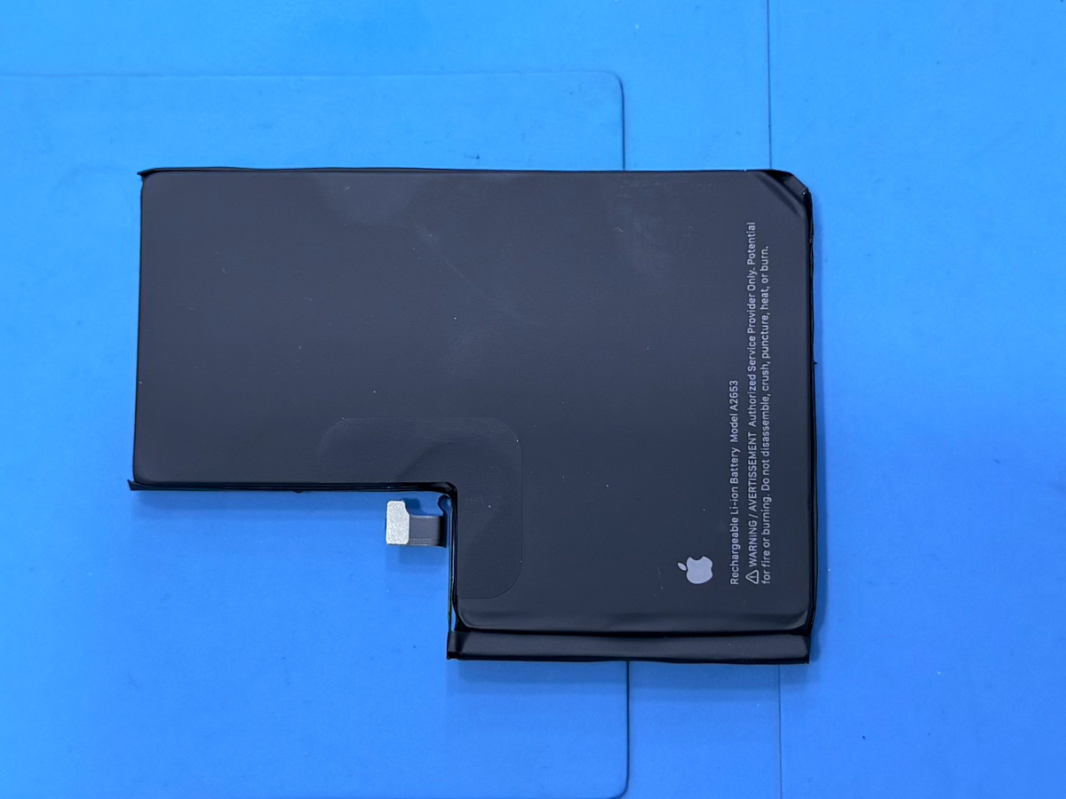 iPhone battery swelling signs causing screen lift and internal pressure