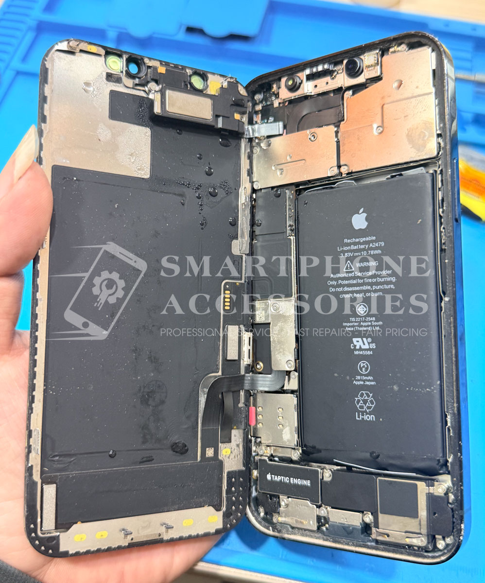 Phone drying service inspection at Smartphone Accessories in Hanoi