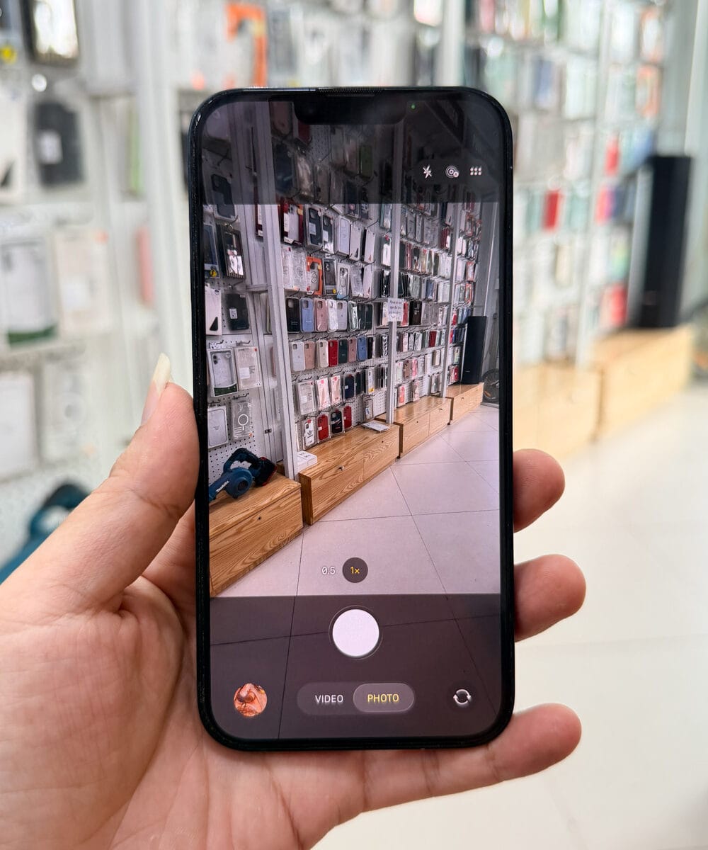 iphone-14-camera-replacement-focus-testing-hanoi-old-quarter