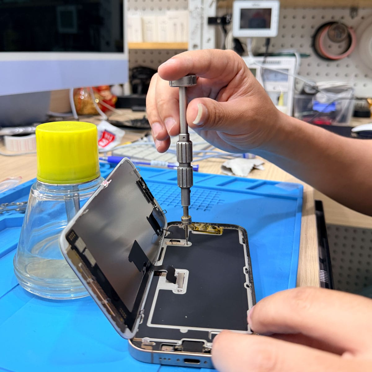 screen issues repair hanoi technician fixing phone display