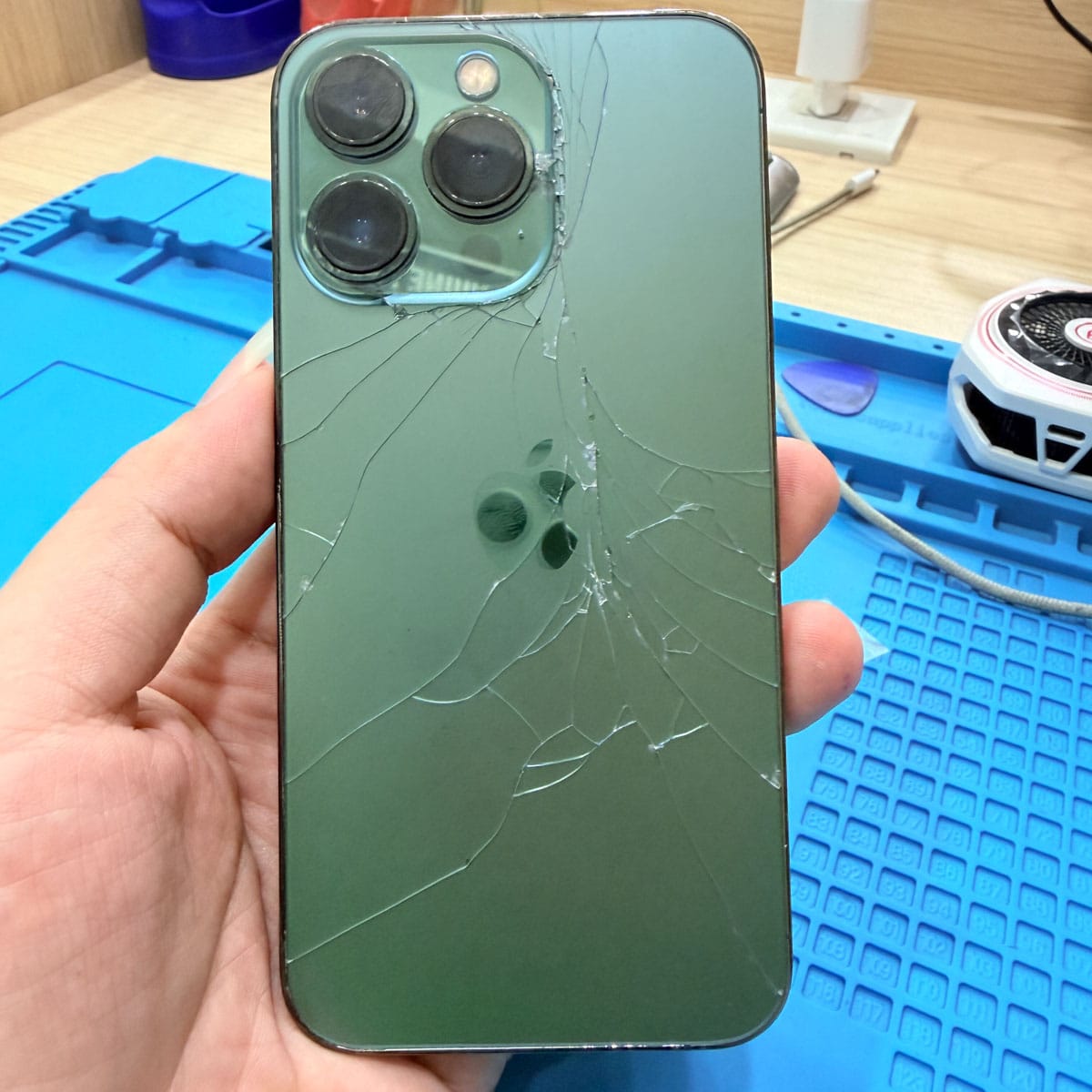 iphone-back-glass-damage-internal-component-inspection