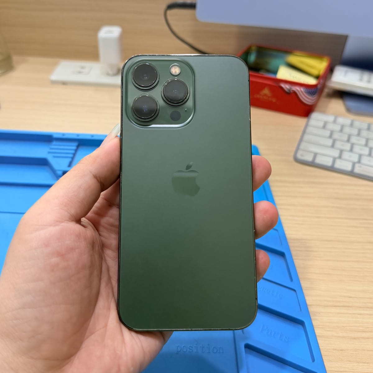 iphone-back-glass-replacement-laser-removal-process