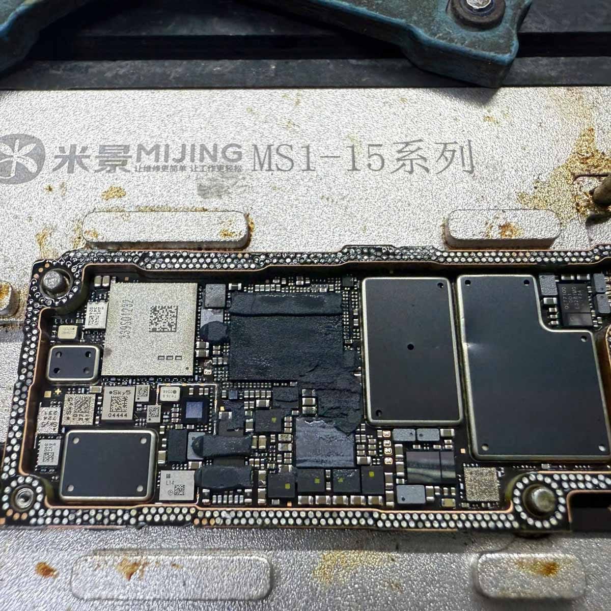 microsoldering-phone-motherboard-repair-process