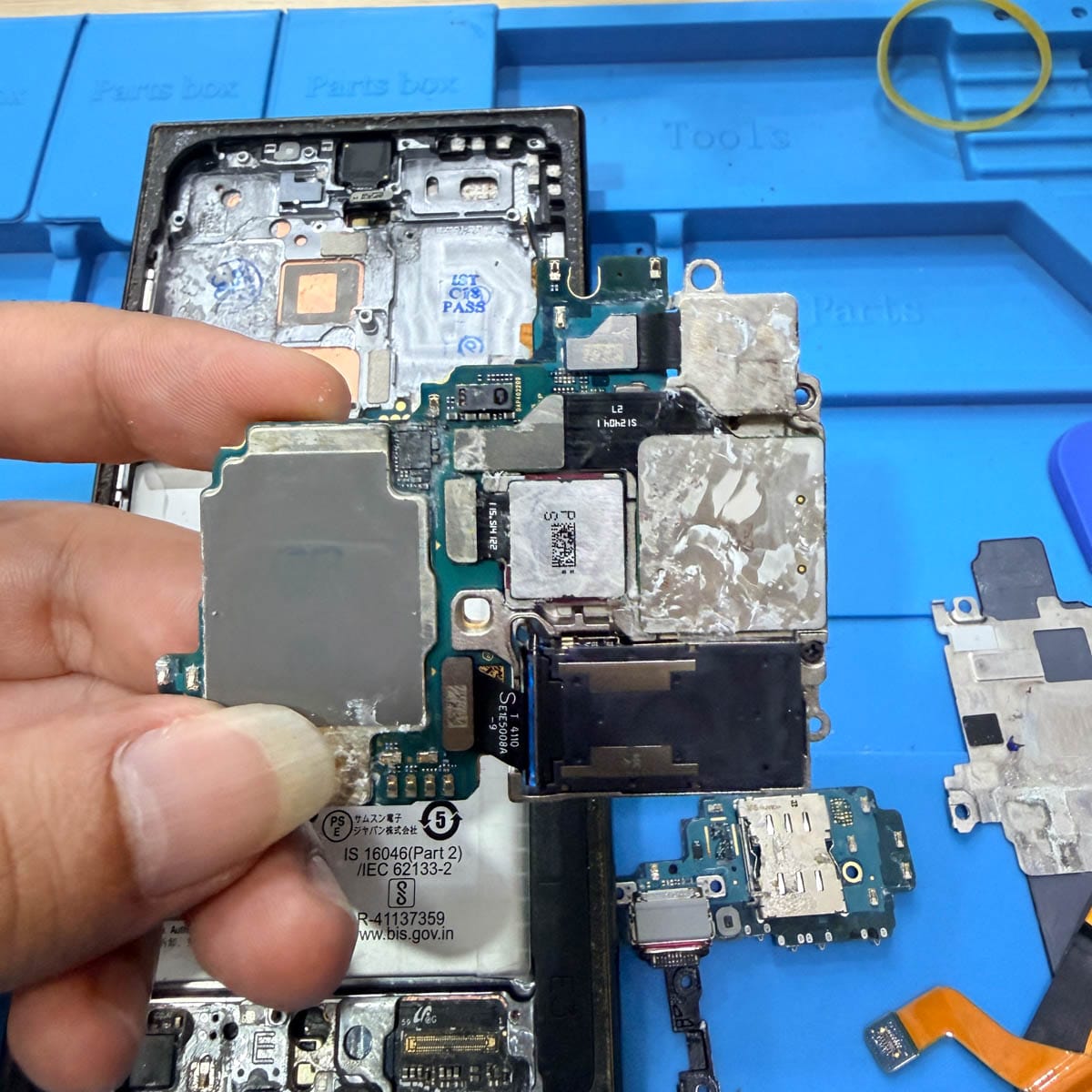 samsung-water-damage-motherboard-inspection