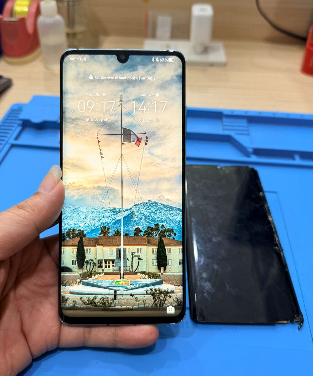 technician-testing-huawei-p30-pro-display-after-screen-replacement