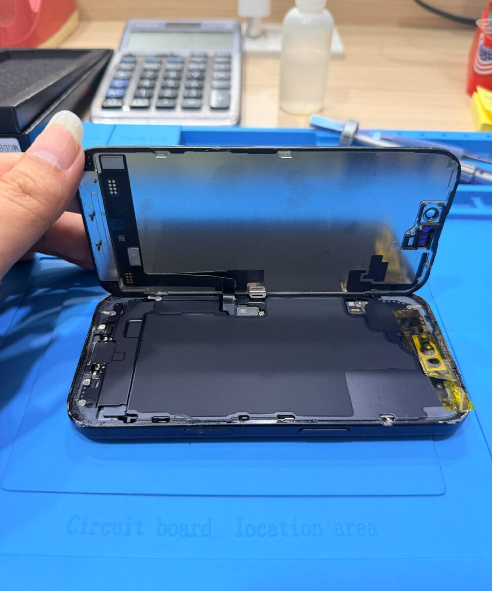 iPhone 16 screen replacement