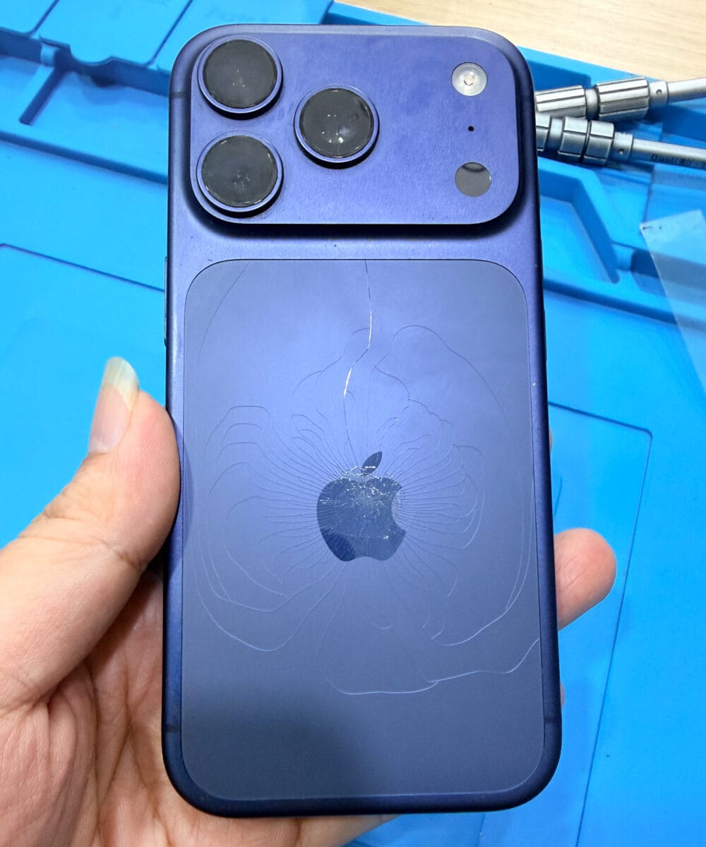 iphone-17-pro-max-back-glass-replacement-hanoi