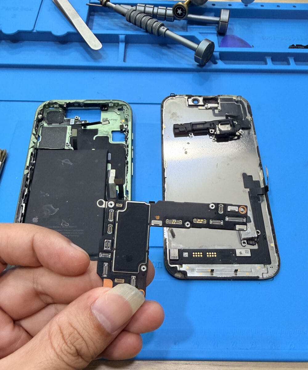 iphone-17-water-damage-repair-motherboard-cleaning