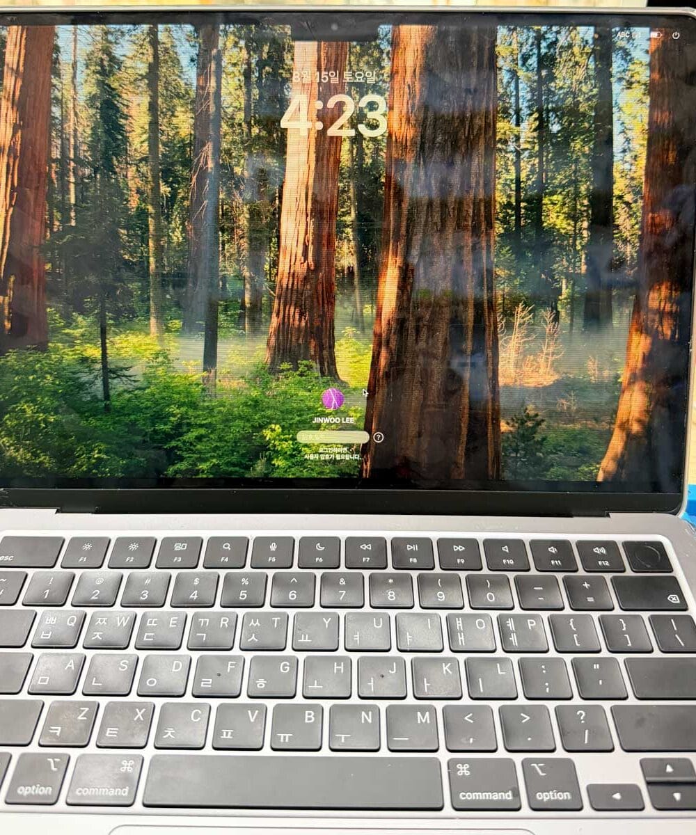 macbook-air-m2-cracked-display-damage